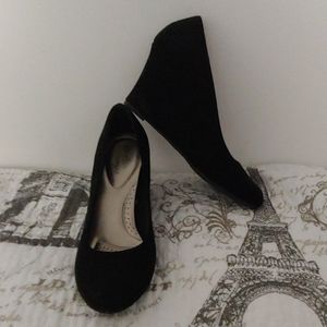 Black Faux suede wedge 3in sz 7 1/2